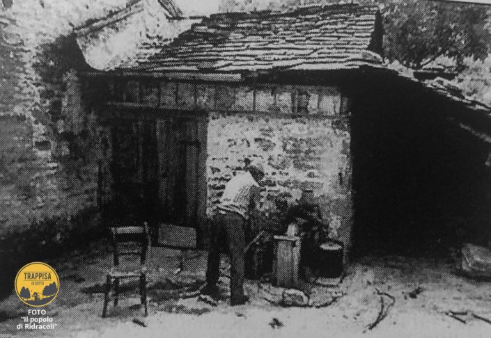 Anni '80 - Molino di Sotto. Osvaldo Mainetti, ultimo molinaro di Ridracoli al lavoro (foto Saverio Simeone) - FOTO da Il popolo di Ridracoli