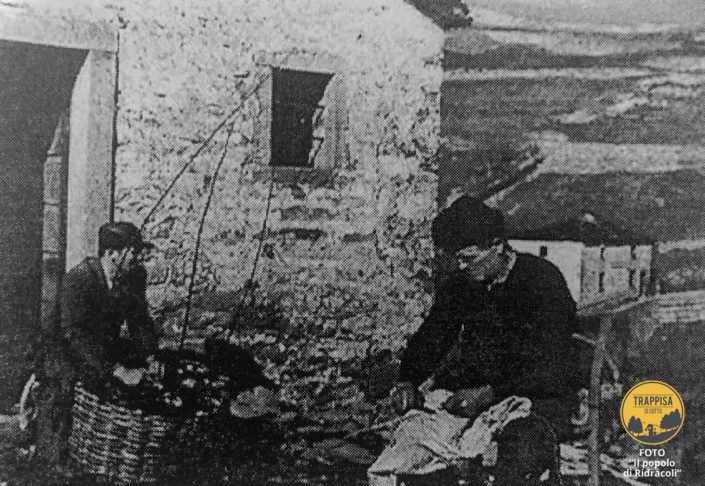 Anni '40 - Chiesa di Sotto. Due membri della famiglia Batani intenti ad intrecciare canestri. Sullo sfondo è l'Osteria del Terrore - FOTO da Il popolo di Ridracoli